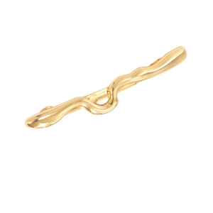 Barrette à cheveux dorée polie en forme de vague avec design minimaliste sur fond blanc