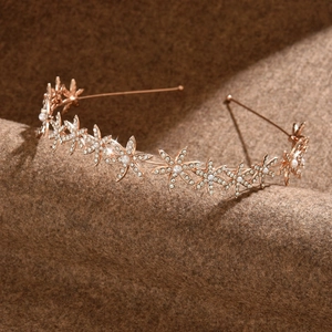Detailansicht des rotgoldenen Schneeflocken-Haarreifens mit Strass und Perlen
