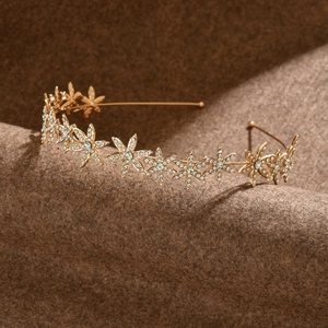 Eleganter goldener Brautkronen-Haarreif mit Diamant-Blumenmuster auf Wollhintergrund