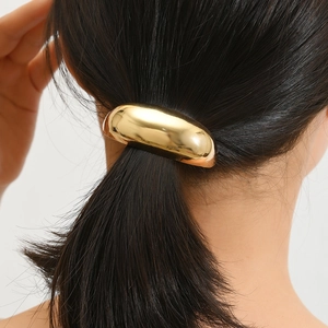 Minimalistische goldene Haarmanschette für Pferdeschwänze mit poliertem Spiegel-Finish