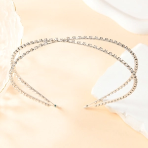 Serre-tête croisé argenté à double couche orné de strass brillants et base métallique chic