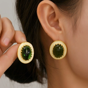 Boucles d'oreilles vintage dorées avec résine vert émeraude et émail crème élégant