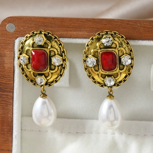 Boucles d'oreilles vintage dorées avec gemme rouge et perles en forme de goutte d'eau