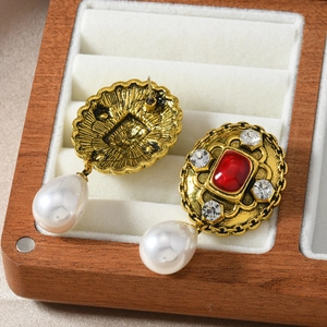 Boucles d'oreilles palais vintage dorées avec résine rouge et perles en larmes