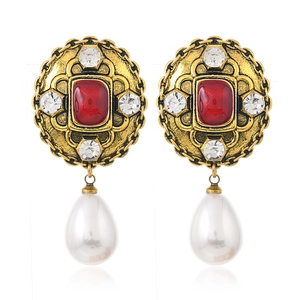 Boucles d'oreilles baroques vintage avec gemme rouge et perles blanches en doré