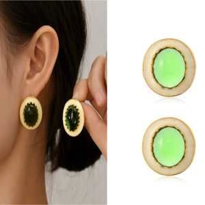 Boucles d'oreilles vintage ovales vert émeraude avec bordure dorée et émail crème chic