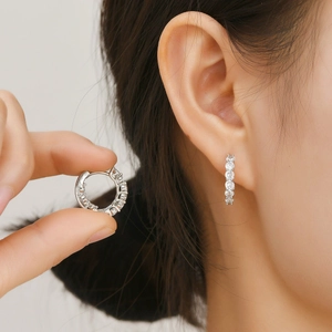 Orecchini a cerchio geometrici in argento con zirconi cubici chiari per donne