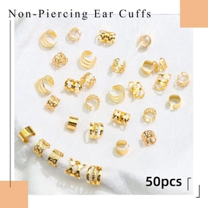 Dettaglio di 50 ear cuff dorati non perforati con diversi motivi geometrici in metallo