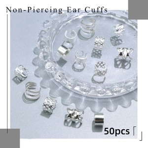 Set di 50 ear cuff argentati non perforati con diversi design metallici testurizzati