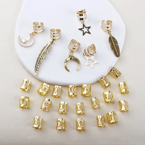 Détails de bijoux de cheveux dorés avec pendentifs plumes et lunes pour tresses