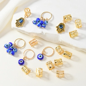 Set de 16 bijoux de cheveux œil porte-bonheur et anneaux dorés sur support en pierre