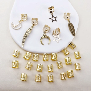Set de 26 bijoux de cheveux dorés avec pendentifs plume, étoile et lune sur pierre blanche