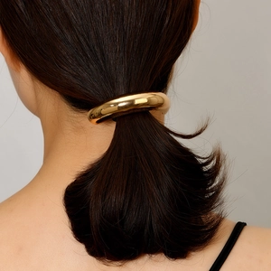 Anneau élastique cheveux en métal doré minimaliste pour queue de cheval basse élégante