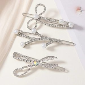 Detailsicht des Haarspangen-Sets mit Strass, Perlen, Schleifen und Ast-Motiven