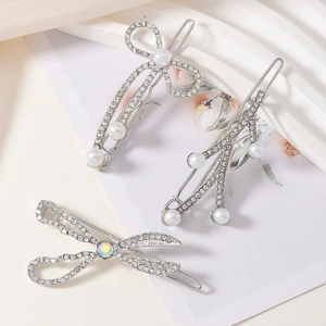 Funkelndes Strass- und Perlen-Haarspangen-Set mit silbernen Blumen- und Bogen-Designs