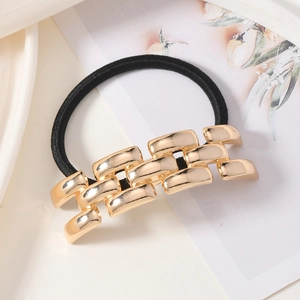 Minimalistisches Haargummi mit polierter goldener Metallkette als Dekoration
