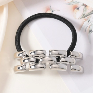 Minimalistisches silbernes Haargummi mit Webstruktur und schwarzem Gummiband