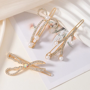 Elegante Haarklammern-Set mit goldenem Schleifen- und Ast-Design und weißen Perlen