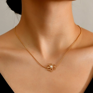 Collier Pendentif Fleur Ajourée Élégant pour Femme Chaîne à Billes Dorée avec Künstliche Perle d'Imitation Blanche Bijoux Floral