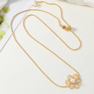 Collier élégant en or avec fleur ajourée et perle blanche sur chaîne minimaliste