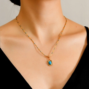 Collana boho placcata in oro con perline blu e ciondolo rettangolare in turchese