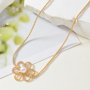 Collier élégant à chaîne dorée avec pendentif fleur évidée et détail perle centrale