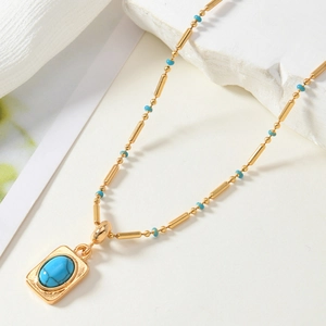 Collana di perline d'oro bohémien con ciondolo rettangolare in turchese su pietra