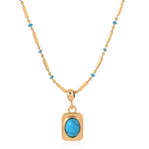 Collana bohémien dorata con pendente rettangolare turchese e perline su sfondo bianco