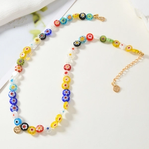 Collier de perles colorées avec fleurs en verre et pendentif œil bleu protecteur
