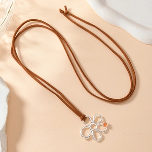 Long collier coréen avec pendentif fleur argentée sur cordon de cire marron élégant