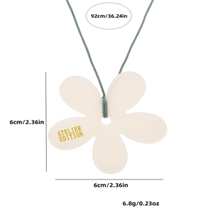 Collier long avec pendentif fleur crème et cordon tressé de style bohème chic
