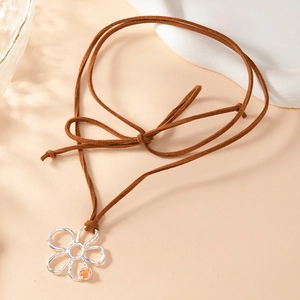 Long collier de style coréen avec cordon marron et pendentif fleur argenté