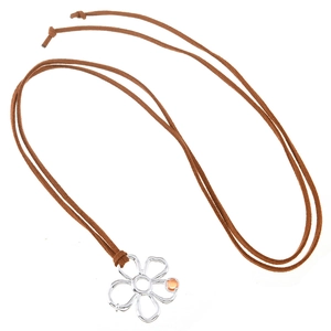 Collier bohème avec pendentif fleur évidée argentée et cordon en daim marron