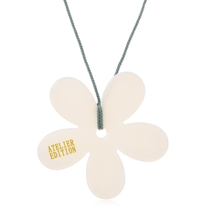 Collier avec pendentif fleur blanche Minimaliste Atelier Edition et cordon tressé gris