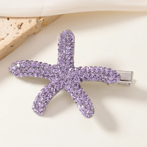 Barrette étoile de mer violette avec strass brillants sur support en pierre beige