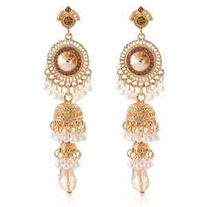 Boucles d'oreilles bohèmes dorées avec cloches, pierres champagne et perles