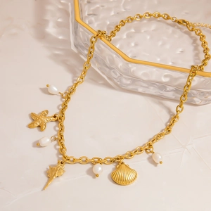 Goldene Edelstahlkette mit Seestern-, Muschelanhängern und Perlen im Meeresstil