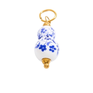 Pendentif gourde en céramique avec motifs floraux bleus et anneau en métal doré