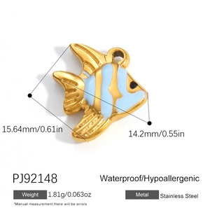 Makro-Detail des Tropenfisch-Anhängers aus vergoldetem Edelstahl mit Emaille
