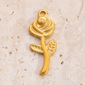 Gros plan d'un pendentif rose dorée avec tige et feuilles sur fond de pierre beige