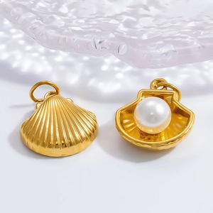 Vue détaillée d'un pendentif coquillage doré avec perle sur fond de texture d'eau