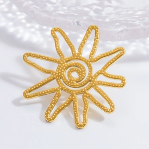 Détail macro du pendentif soleil avec texture en or martelé et design en spirale