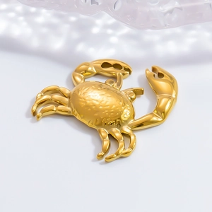 Vue macro détaillée d'un pendentif crabe doré avec texture de coquille réaliste