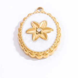 Detail eines ovalen 18k Goldanhängers mit weißer Emaille und mittiger Zirkonblume
