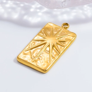 Vue détaillée du pendentif rectangulaire doré avec texture martelée et motif de soleil