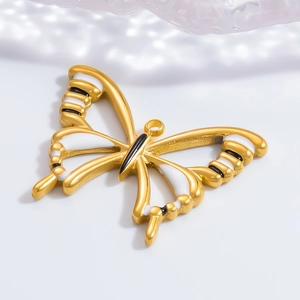 Vue macro du pendentif papillon doré avec design ajouré et détails en émail