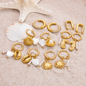 Boucles d'oreilles 18k dorées style océan avec perles et coquillages sur sable