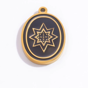 Detaillierte Makroansicht eines ovalen 18k Gold-Anhängers mit Emaille und Sternenmuster