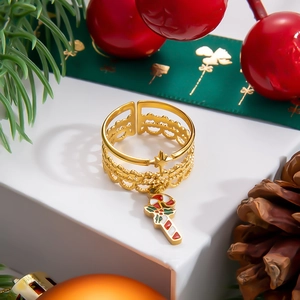 Dettaglio dell'anello in acciaio inossidabile 18K con ciondolo a forma di bastoncino di Natale