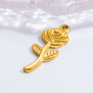 Vue macro détaillée d'un pendentif fleur en or rose avec tige polie et détails de feuilles